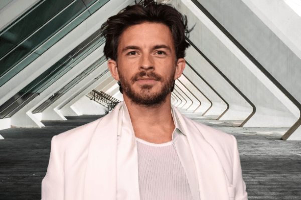 Who is Jonathan Bailey dating?